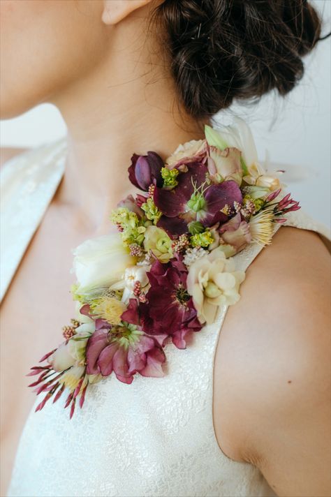 Plum colored corsage with hellebores, rose sumac, lisianthus, spray roses, strawflowers. Corsages for weddings. Shoulder corsages. Mother's corsages for weddings. Corsage alternative. Mother corsages. Plum corsages. Neutral toned corsages. Mother wedding corsages. Wrist corsage ideas. 

Photo: Amanda Dumouchelle Photography Bride Flower Headpiece, Mother Of Bride Corsage, Shoulder Corsage, Silk Flower Corsage, Fresh Flower Jewelry, Church Wedding Flowers, Bridal Floral Headpiece, Tropical Wedding Flowers, Bridal Bouquet Fall