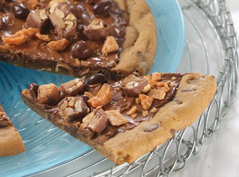 Candy Bar Pizza Dessert Pizza Recipes, Homemade Chocolate Chip Cookies, Dessert Pizza, Chewy Chocolate Chip, Chewy Chocolate Chip Cookies, Creamy Chocolate, Pizza Recipe, Chocolate Chip Cookie Dough, Candy Shop