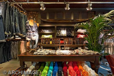 Hollister store London Hollister Store, Beach Themed Bedroom, Theme Bedroom, Store Pictures, Retail Inspiration, Store Interiors, Gilly Hicks, Market Stalls, Miami Vice