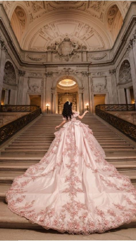 Rose Gold Dress Quinceanera, Gold Dress Quinceanera, Light Pink Quinceanera Dresses, Quince Photoshoot Ideas, Quince Pictures, Cotillion Dresses, Sweet 15 Party Ideas Quinceanera, Debut Dresses, Quinceanera Pink