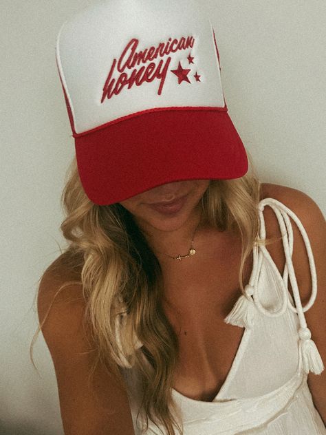 Graphic Hats Aesthetic, Trucker Hat Country Outfit, 4th Of July Cowgirl Outfits, Fourth Of July Trucker Hats, Cute Trucker Hat Outfits, Aesthetic Trucker Hats, Red Trucker Hat Outfit, Nashville Trucker Hat, Country 4th Of July Outfits