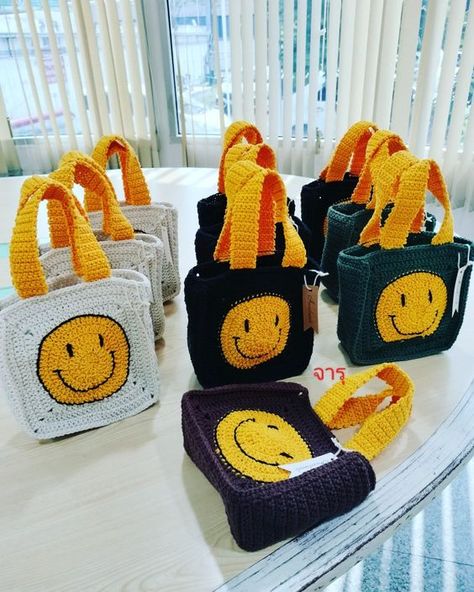 Crochet Smile Square Ideas: Adding Cheer To Your Projects Starry Night Crochet, Crochet Smile, Star Crochet Bag, Crochet Bag Diy, Crochet Bag Tutorial, Star Crochet, Crochet Case, Easy Crochet Animals, Crochet Wool