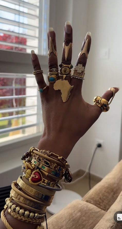 Afro Jewelry, Chunky Gold Jewelry, Dope Jewelry Accessories, Earthy Jewelry, Necklace Layering, Dope Jewelry, Chunky Jewelry, Jewelry Fashion Trends, Maximalism