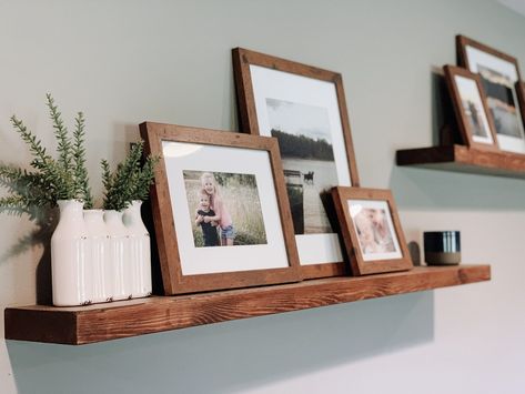 Shelf Wall Living Room, Picture Shelf Wall, Photo Frame Ideas, Photo Ledge, Photo Shelf, Displaying Photos, Picture Shelf, Shelf Decor Living Room, Wall Living Room