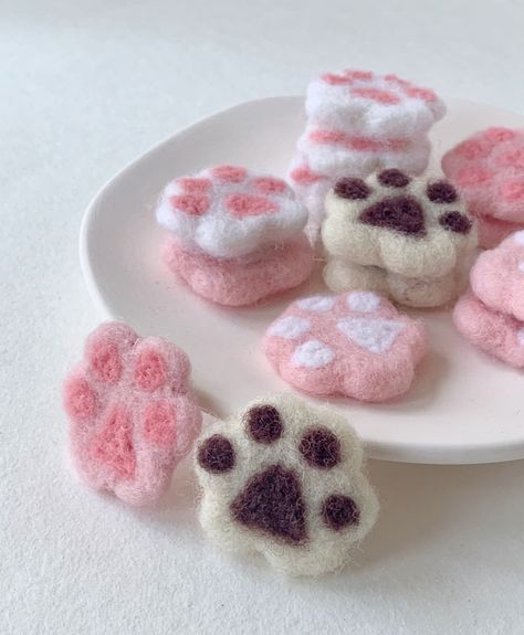 Needle Felt Accessories, Felted Cat Toys, Needle Felted Hair Clips, Things To Needle Felt, Needle Felted Keychains, Felting Ideas Easy, Needle Felting Beginner, Needle Felting Projects For Beginners, Easy Needle Felting Ideas