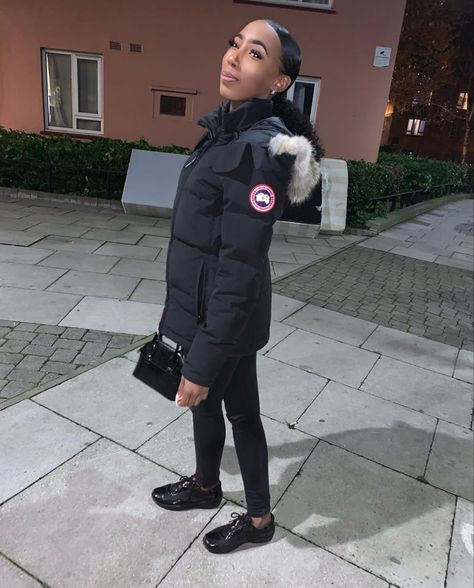 Red Canada Goose Outfit, Canada Goose Jacket Woman, Canada Goose Women Outfits, Canada Goose Outfit, Winter Inspo Outfits, Parka Outfit, Winter Fashion Looks, Canada Goose Women, Side Part Hairstyles