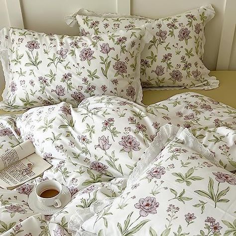 Green And Purple Bedding, White Minimal Bedroom, Purple Bedroom Aesthetic, Purple And Green Bedroom, Light Purple Bedroom, Green And Purple Bedroom, Grandma Room, Lilac Bedroom, Lavender Bedroom