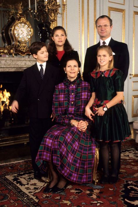 SWEDEN - 1991 - The Swedish royal family - from left, Prince Carl-Philip, Crown Princess Victoria, Queen Silvia, Princess Madeleine, and King Carl XVI Gustaf at the Royal Palace. (3 December 1991) #monarchy #royalfamily #sweden Swedish Royal Family, Queen Of Sweden, Sweden Fashion, Swedish Royalty, Prince Carl Philip, Princess Victoria Of Sweden, Princess Madeleine, Queen Silvia, 1990s Fashion