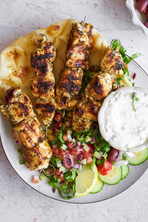 Mediterranean Diet Chicken, Souvlaki Skewers, Souvlaki Marinade, Chicken Appetizer Recipes, Greek Chicken And Potatoes, Greek Chicken Souvlaki, Souvlaki Recipe, Mediterranean Vibes, Food Dolls