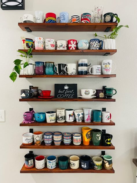 Coffee Mug Display, Mug Storage, Table Woodworking, Mug Display, Woodworking Shop Projects, Wood Projects For Beginners, Coffee Storage, Coffee Bar Home, Easy Wood Projects