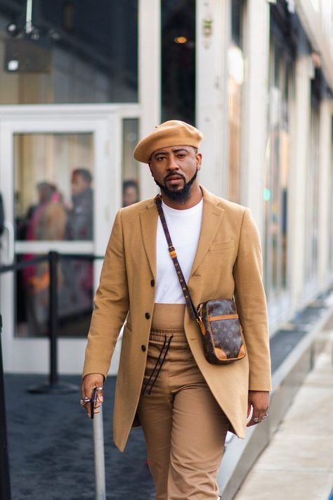 NYFW Street Style 442 Satorialist Street Style, Beret Outfit, Beret Men, Classy Wear, New York Street Style, New York Fashion Week Street Style, French Beret, Nyfw Street Style, Beige Outfit