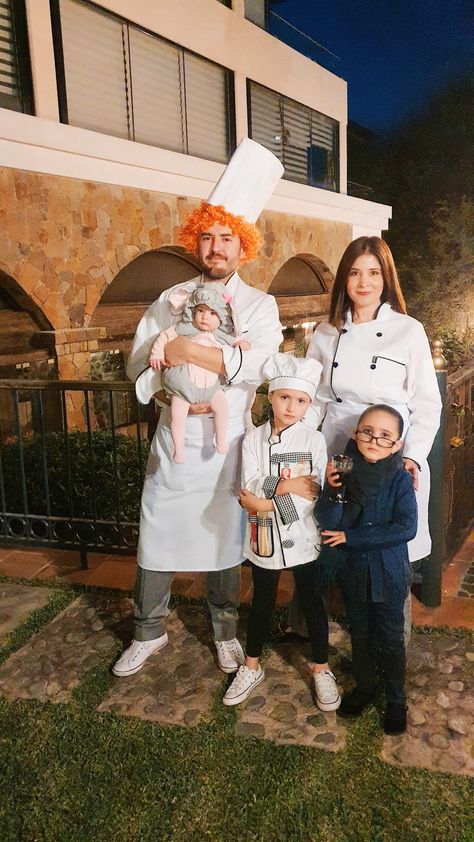 Ratatouille family costume #halloween #halloweencostume #ratatouillefamilycostume #familycostume #ratatouillecostume Ratatouille Family Halloween Costume, Ratatouille Family Costume, Ratatouille Costume Family, Anime Family Costumes, Ratatouille Costume, Matching Family Halloween Costumes, Disney Family Costumes, Disney Couple Costumes, Family Costumes Diy