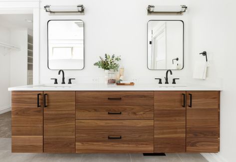 White remains the top color, and ceramic and porcelain are trending, the 2020 U.S. Houzz Bathroom Trends Study shows Houzz Bathroom, Brown Countertop, Melamine Cabinets, Modern Lodge, Black Vanity Bathroom, Walnut Shelves, Black Vanity Light, Black Vanity, Master Bath Remodel