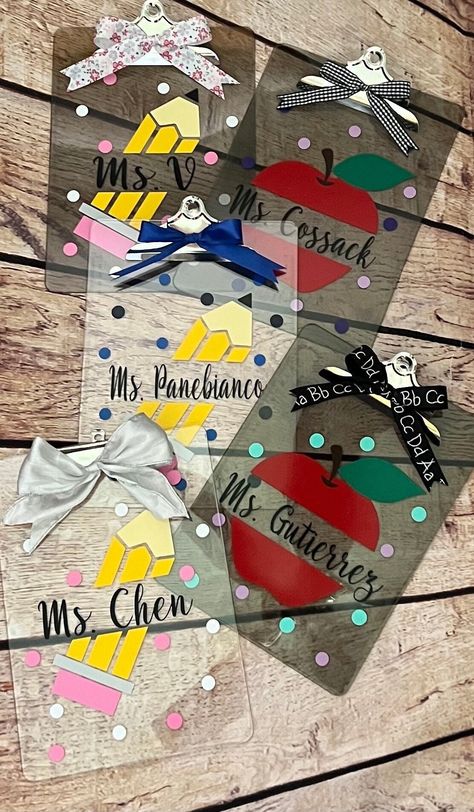 Teacher Lanyard Personalized, Easy Cricut Teacher Gifts, Personalized Teacher Gifts From Students, Teacher Gifts With Cricut, Sublimation Teacher Gifts, Crafts For Teachers Day, Teacher Clipboard Ideas, Cricut Projects For Teachers, Teacher Clipboard Vinyl