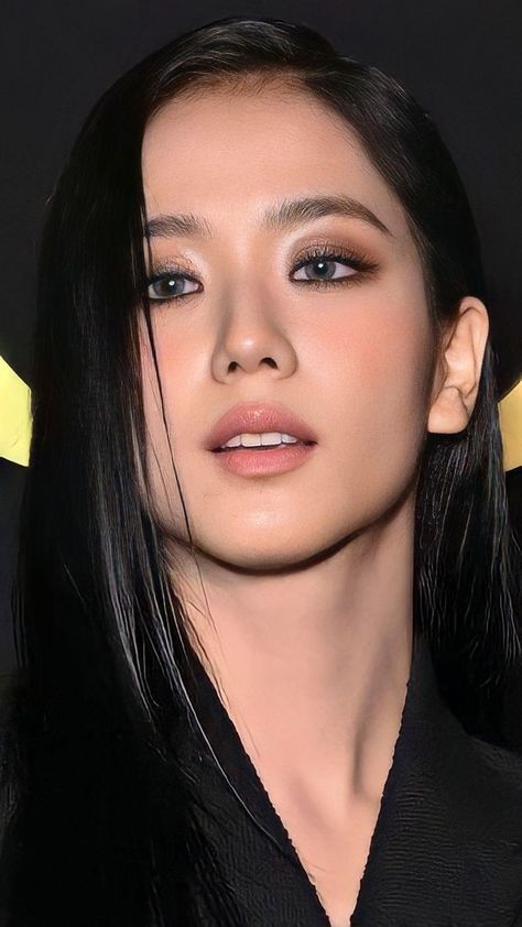 Jisoo Makeup, Jisoo At Dior, Korean Eye, Wallpaper 2023, Black Korean, Paris Wallpaper, Korean Eye Makeup, Makeup Tutorial Eyeliner, Glossy Makeup