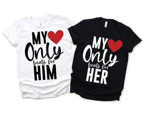 Cute Couple Shirt Design Ideas, Diy Chemise, Couple Tee Shirts, Couple Shirt Design, Cute Couple Shirts, Valentines Couple, Couple Tees, Valentines Day Couple, Matching Couple Outfits