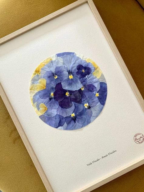 Pressed Flowers Art, Dried Flowers Crafts, What To Paint, Pressed Flowers Diy, Easy Acrylic Painting Ideas, Table Aesthetic, Diy Fleur, Dried Flowers Diy, Flower Pressing