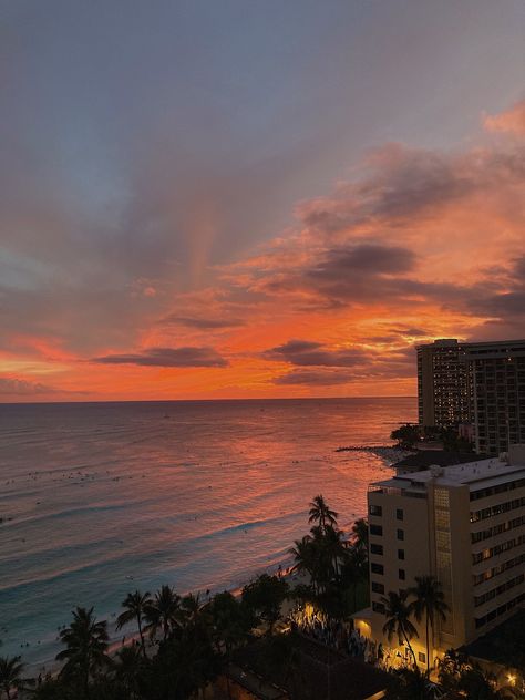 #sunset #hawaii #waikiki #summer #views #vibes #aesthetic The Unhoneymooners, Aesthetic Hawaii, Hawaii Waikiki, The Ocean, Hawaii, The Beach, Sun, Travel