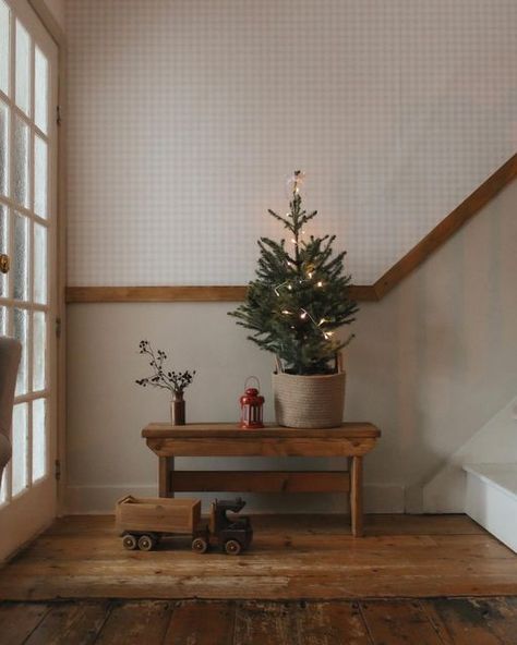 Cottage Core Christmas, Minimalist Christmas Decor, Sandberg Wallpaper, Cozy Christmas Decor, Minimal Christmas, Cosy Christmas, Cottage Christmas, Christmas Interiors, Little Christmas Trees