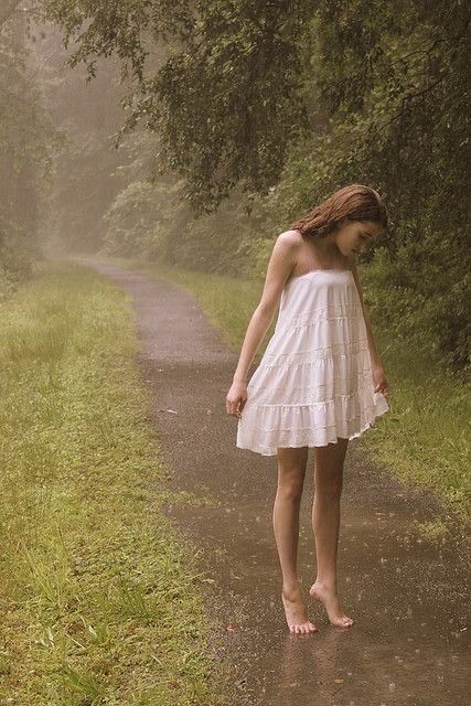 dancing in the rain Rainy Photoshoot, Camila Morrone, Rock Chic, Rain Photography, Dancing In The Rain, Dance Photography, Mode Vintage, In The Rain, Beauty Photography