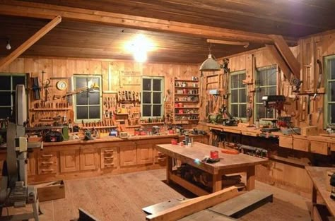 Officine In Garage, Garage Workshop Layout, Diy Garage Work Bench, Easy Woodworking Ideas, Workshop Layout, Barn Shop, Woodworking Cabinets, Woodworking Shop Layout, Diy Garage Door