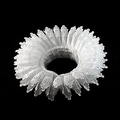 Ruff. These are for historical costumes but wouldn't they be nice as a necklace? Or have I lost my mind? Elizabethan Ruff, Historic Dresses, Elizabethan Costume, 17th Century Clothing, Elizabethan Fashion, Ruff Collar, Textiles Art, Mary Stuart, Neck Accessories