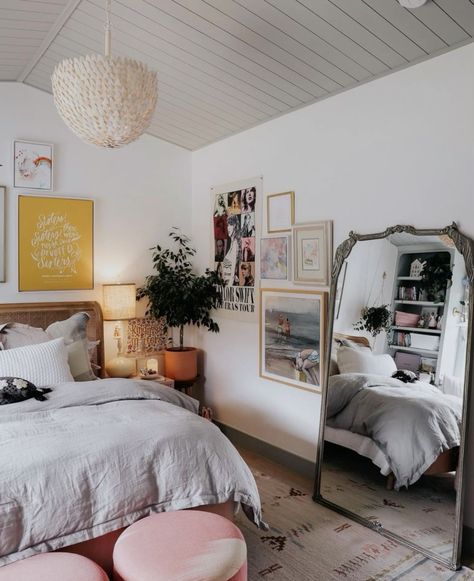 Aesthetic Teen Room, Cozy Teen Bedroom, Nancy Meyers Aesthetic, Mid Twenties, Teen Room Designs, Travel Room, Nancy Meyers, Bedroom Decorating Ideas, Pretty Bedroom