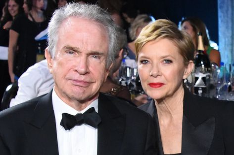 The epic envelope flub ended with Annette Bening telling Warren Beatty to come home. Cassandra Harris, Annette Benning, Annette Bening, Warren Beatty, Actor Studio, Hollywood Couples, Hollywood Men, Influential Women, Age Gap