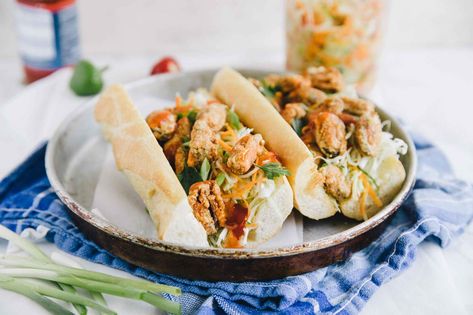 This sandwich is a delicious combination of vietnamese Bánh mì and american Po' boy. Extra delish. Poboy Sandwich, Fried Mussels, Sandwich Dinner, Baguette Bread, Mussels Recipe, Pescatarian Recipes, Best Comfort Food, Seasonal Recipes, Sandwich Recipes