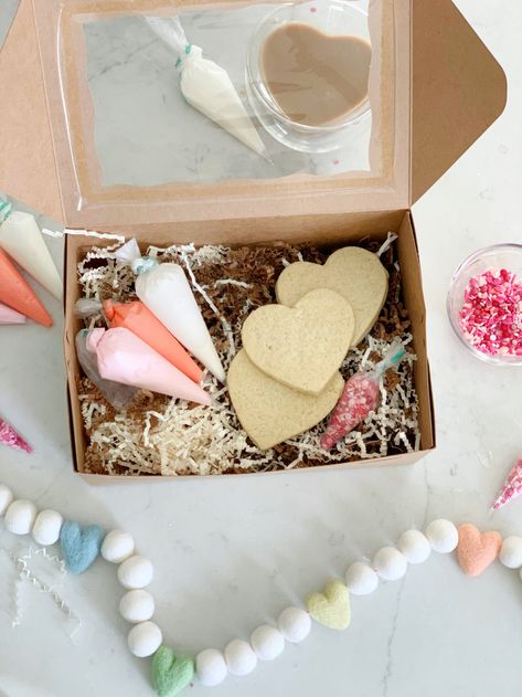 Make your own Valentine's cookie decorating kit to gift or share with a loved one this holiday! Valentine Cookie Kit, Business Cookies, Valentine Cookies Decorated, Cookie Decorating Kit, Valentine Cookie, Cookie Decorating Kits, Dessert Gifts, Gift Bags Diy, Cookie Business