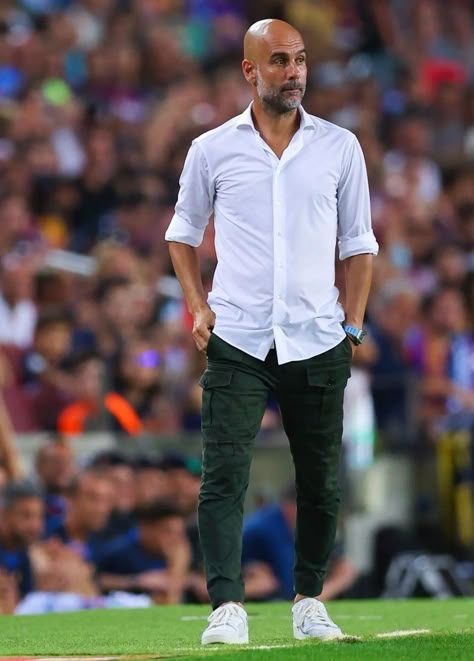 Pep Guardiola Style, David Beckham Style Outfits, Bald Men Style, Mens Winter Fashion Outfits, Mens Smart Casual Outfits, Bald Man, Smart Casual Wear, Mens Casual Outfits Summer, Smart Casual Men