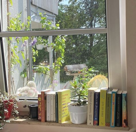 Books On Windowsill Aesthetic, Windowsill Ideas Bedroom, Cute Windowsill Decor, Aesthetic Window Sill, Bedroom Windowsill Decor, Books In Window Sill, Books On Windowsill, Books Windowsill, Book Shelf Inspo Aesthetic