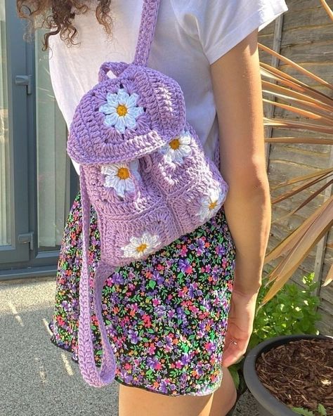 Sac Granny Square, Mochila Crochet, Crochet Backpack, Mode Crochet, Crochet Daisy, Kawaii Crochet, Crochet Design Pattern, Crochet Fashion Patterns, Crochet Top Pattern