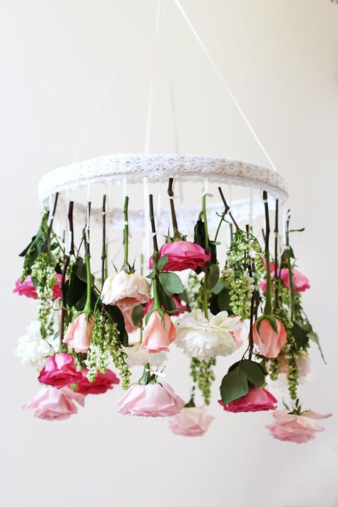 Flower Chandelier Diy Flower Chandelier, Tea Party Decorations Diy, Spring Bridal Shower Decorations, Tea Party Baby Shower Theme, Deco Champetre, Bridal Tea Party, Diy Flores, Spring Bridal Shower, Fleurs Diy