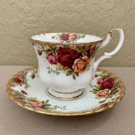 Royal Albert Pottery, Royal Albert Tea Sets, Teacup Tattoo, Holiday Cross Stitch Patterns, Royal Albert Tea Cup, Country Rose, Vintage Tea Sets, Rose Tea Cup, Royal Albert Old Country Roses