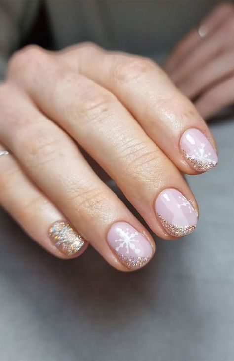 Small Gel Christmas Nails, Short Classy Holiday Nails, Christmas Nails Acrylic Squoval, Christmas Biab Nails Short, Subtle Xmas Nails, Christmas Nails Biab, Short Round Christmas Nails, Short Gel Christmas Nails, Simple Festive Nails