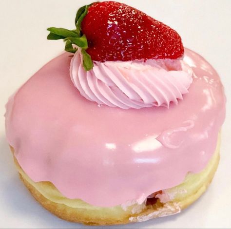 Donut Plating, Jelly Donuts Recipe, Donut Explorers, Strawberry Doughnut, Jelly Donuts, Funnel Cakes, Doughnut Shop, Donuts Recipe, Delicious Donuts