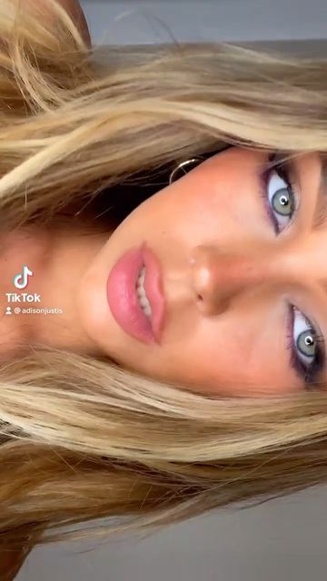 Graduation Makeup Green Eyes, Green Eyes Purple Eyeliner, Green Blue Eyes Makeup, Purple Eyeliner Blue Eyes, Purple Eyeliner Green Eyes, Blue Eyeliner Green Eyes, Purple Eye Makeup Blue Eyes, Best Eye Makeup For Blue Eyes, Colored Eyeliner For Blue Eyes