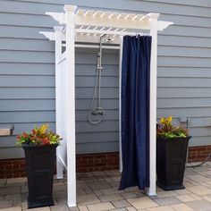 Outdoor Changing Room, Outdoor Pool Decor, Outdoor Shower Kits, Outside Showers, Outdoor Shower Enclosure, Outdoor Shower Diy, Pool Shower, Beach Shower, Outdoor Bathrooms