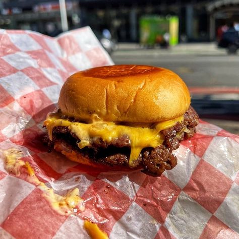 New NYC-Based Burger Spot Opens in Georgetown | Georgetown DC - Explore Georgetown in Washington, DC 7th Street Burger, Notorious Foodie, Washington Dc Food, Burger Street, Potato Bun, Georgetown Dc, Dc Food, Turtle Bay, Grilled Onions