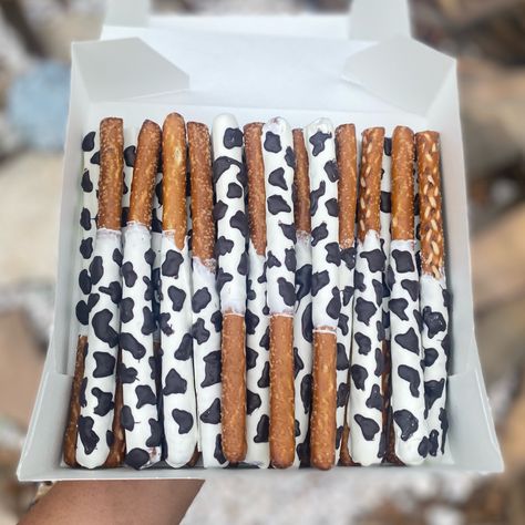 Cow Themed Birthday Party Desserts, Cow Print Chocolate Covered Pretzels, Cows Birthday Party Ideas, Rodeo Sweets Table, Cow Print Pretzels, Cow Print Party Snacks, Cow Themed Snacks Food Ideas, Western Theme Strawberries, Country Theme Cake Pops