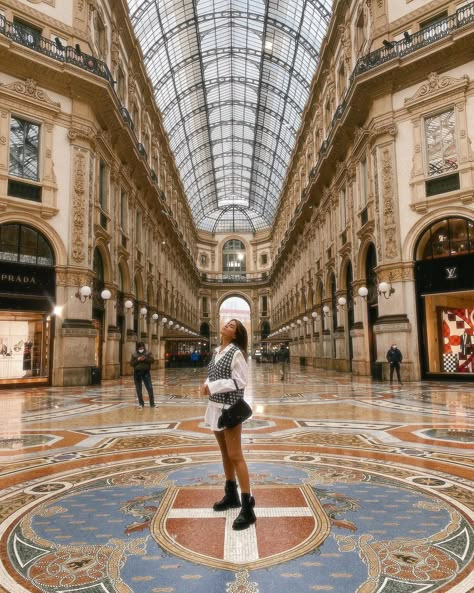 @annickvaesken shared a photo on Instagram: “I had a dream...✨” • Oct 25, 2020 at 6:46pm UTC Milan Photoshoot, Milan Instagram, Milan Italy Travel, Milan Travel, Rome Photo, Miss France, I Have A Dream, Milan Italy, Outfit Winter