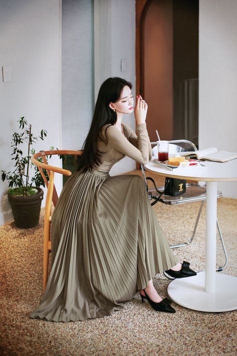 Modest Elegant Outfits, Modest Fashion Outfits Classy, Classy Feminine Outfits, Shirt Collar Blouse, Fotografi Vintage, Elegant Feminine, Korean Fashion Dress, Fashionista Clothes, Simple Trendy Outfits