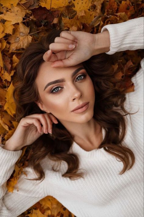 Autumn Photography Portrait, Female Portrait Poses, Fashion Fotografie, Fall Photo Shoot Outfits, Outdoor Portrait Photography, Winter Portraits, Photography Mini Sessions, Fall Portraits, Senior Photo Poses