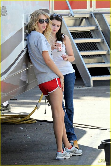 Girlfriend Taylor Swift, Young Taylor Swift, Taylor Swift Street Style, Selena And Taylor, Taylor Lautner, Swift Photo, Taylor Swift 1989, Football Field, Live Taylor