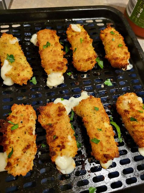 Air Fryer Mozzarella Sticks, Air Fryer Mozzarella, Daily Yum, Mozzarella Sticks Recipe, Homemade Chipotle, Free Keto Meal Plan, Bacon Burger, Mozzarella Sticks, Air Fry