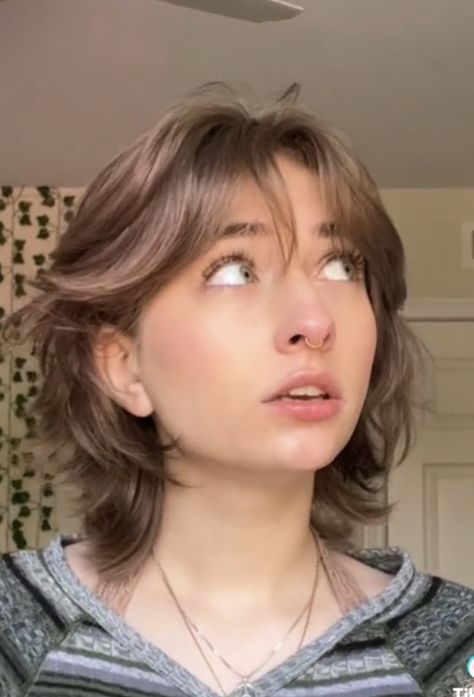 Short Haircut Choppy Layers, Simple Tomboy Hairstyles, Gender Neutral Shag Hair, 80s Mom Hairstyles, Queer Haircut, Queer Hair, Tiktok Hair, Short Hair Tomboy, Short Grunge Hair