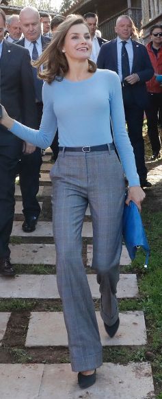 Picture Cornflower Blue Pants Outfit, Colour Coordinated Outfits, Plaid Trousers Outfit, Blue Sweater Outfit, Grey Pants Outfit, Coordinates Outfits, Interesting Outfits, Outfits For Work, Estilo Real