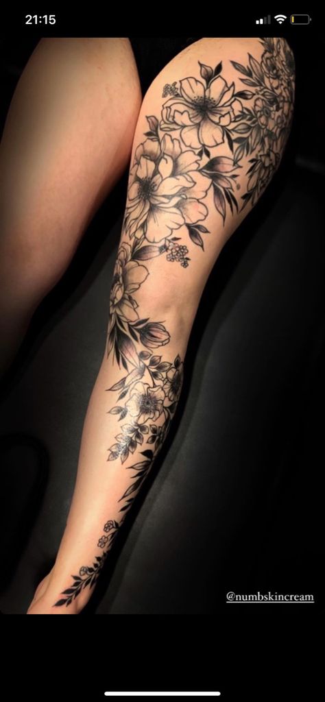 Thigh Sleeve Tattoo, Tattoo Bein Frau, Front Thigh Tattoos, Thigh Piece Tattoos, Flower Leg Tattoos, Upper Leg Tattoos, Cute Foot Tattoos, Floral Thigh Tattoos, Flower Thigh Tattoos