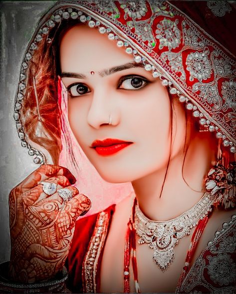 Wedding Dulhan Pose, Wedding Dulhan, Rajasthani Photo, Bakgerand Photo, Cool Cartoon Drawings, Drawing Sunset, Ladies Photo, Holi Photo, Bride Photos Poses